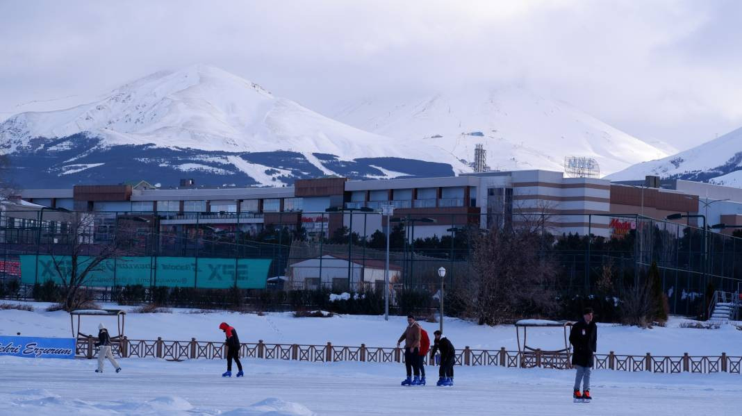 Erzurum'da buz tutmuş havuzda paten keyfi - Resim: 3